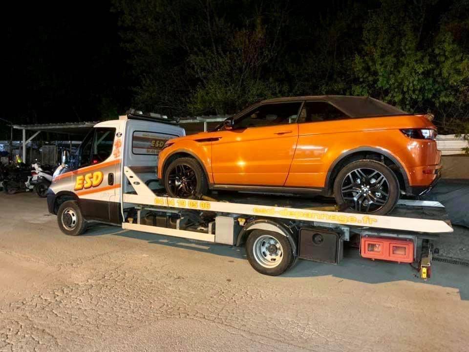 Remorquage et dépannage d'un SUV en panne sur l'autoroute au milieu de la nuit à Roquebrune sur Argens