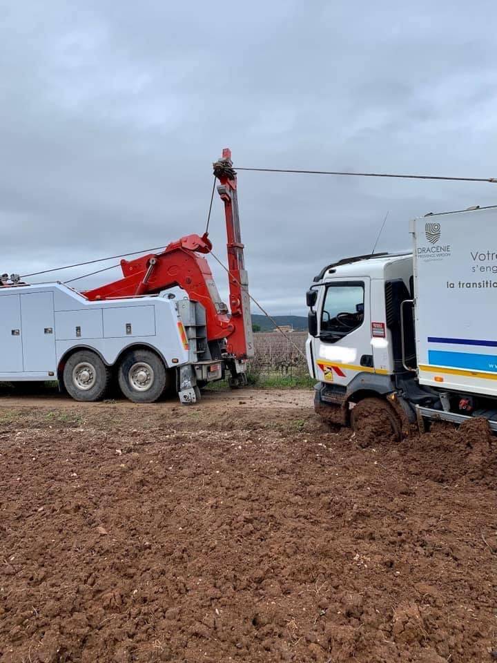 Dépannage et remorquage d'un poids lourd embourbé à Roquebrune sur Argens dans le Var