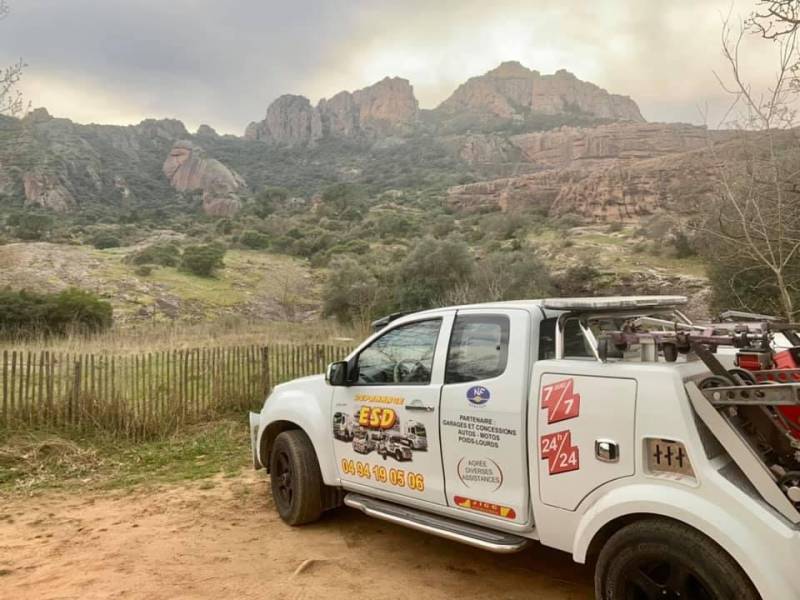 Dépannage et remorquage de véhicule sur piste forestière en 4x4 sur Roquebrune sur Argens