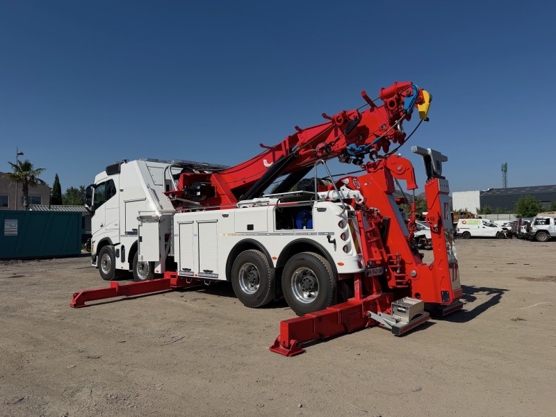 Relevage et redressement de poids lourds dans le Var avec dépanneuse rotator 24h/24 et 7j/7
