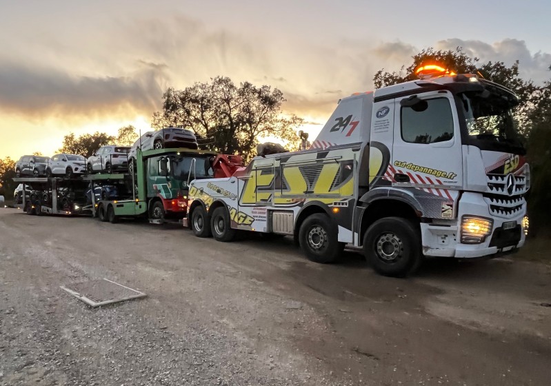 remorquage d’un porte-voiture à Fréjus dans le Var